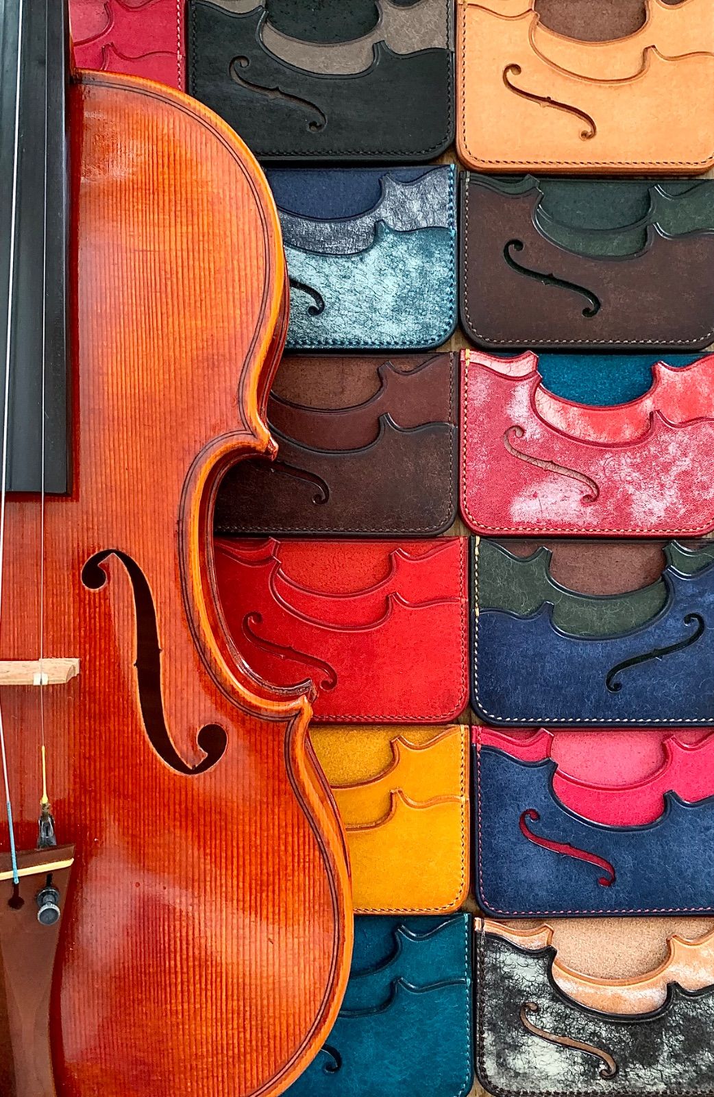 手縫いで創った革のパスケース Voxterrae