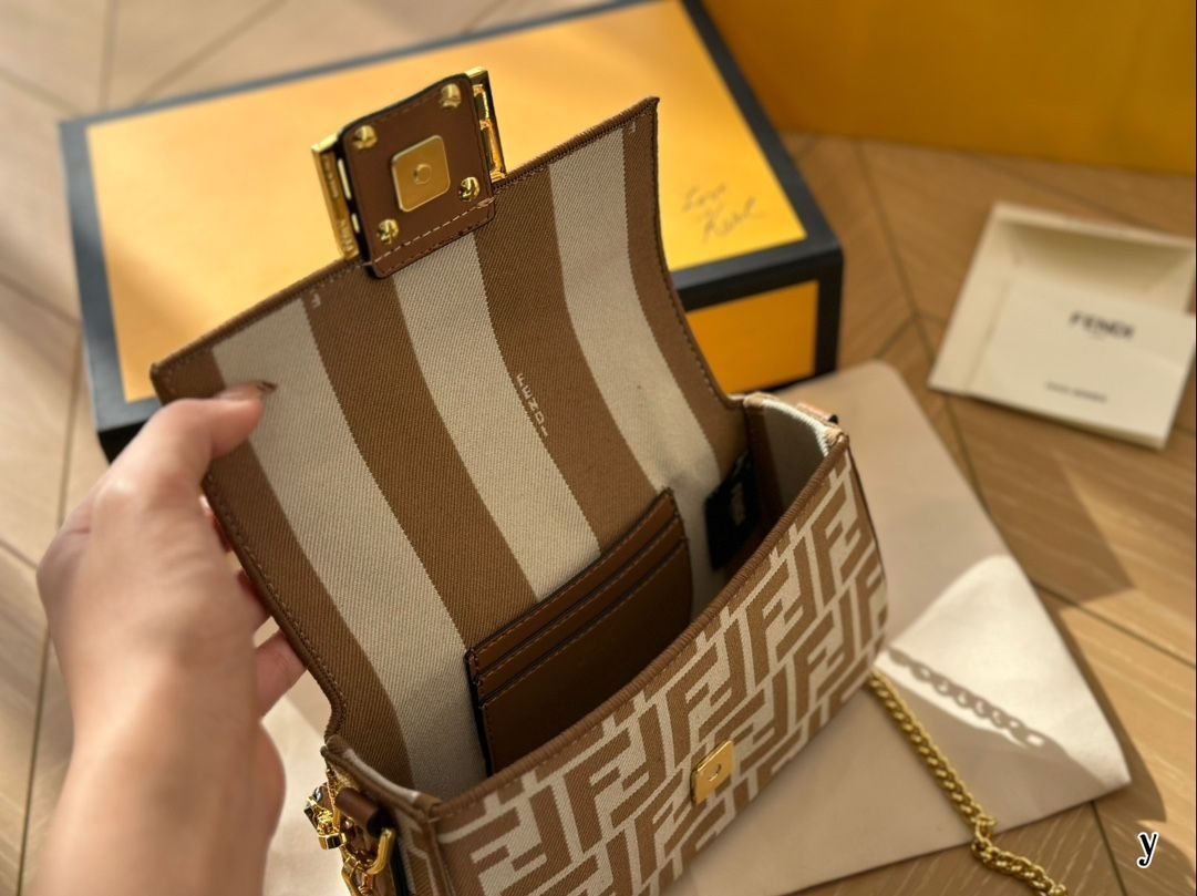 FENDI チャーム マンマバケットモチーフ ゴールド　付属品なし org.jpg