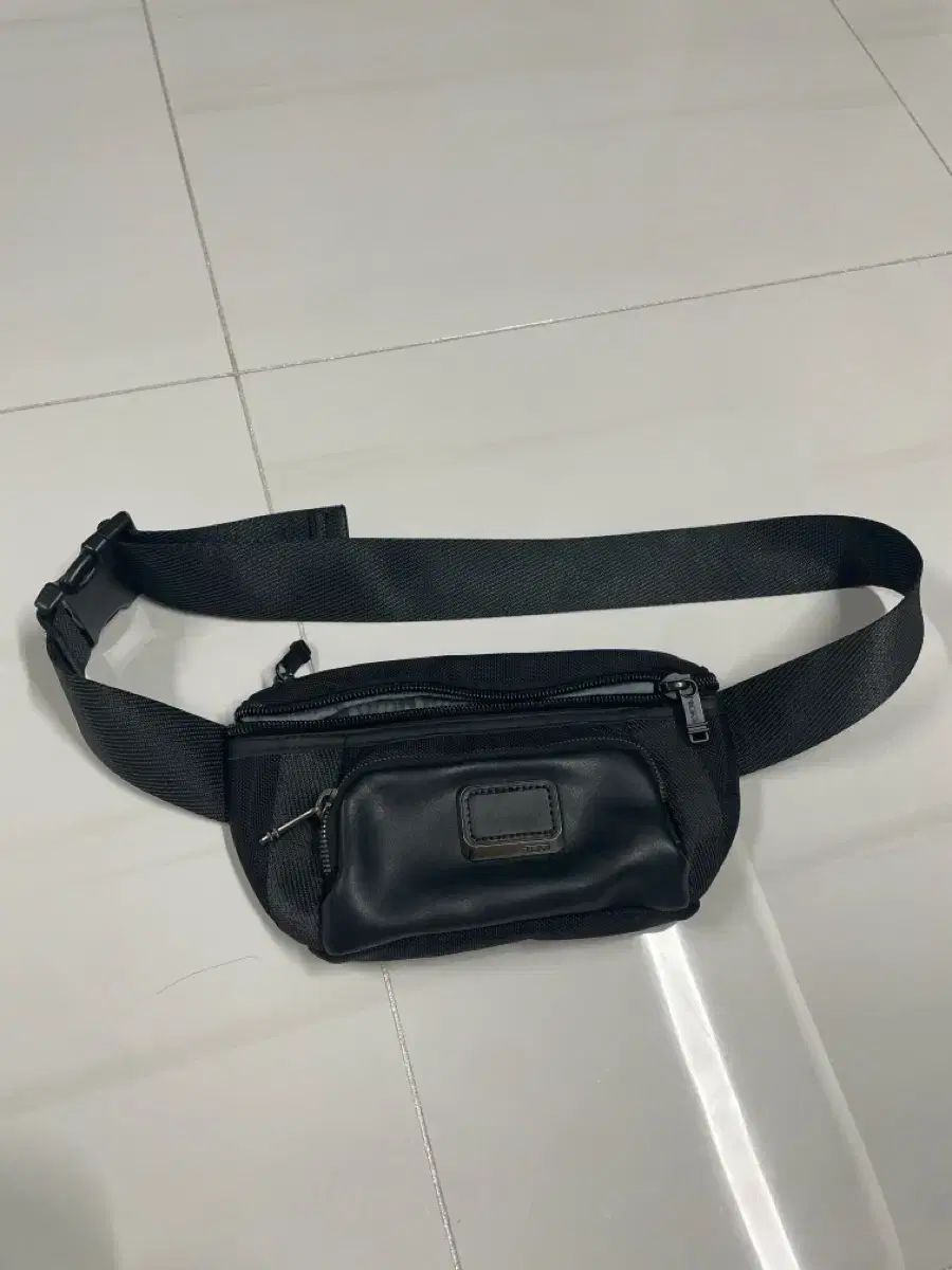 TUMI ブラック ヒップサック