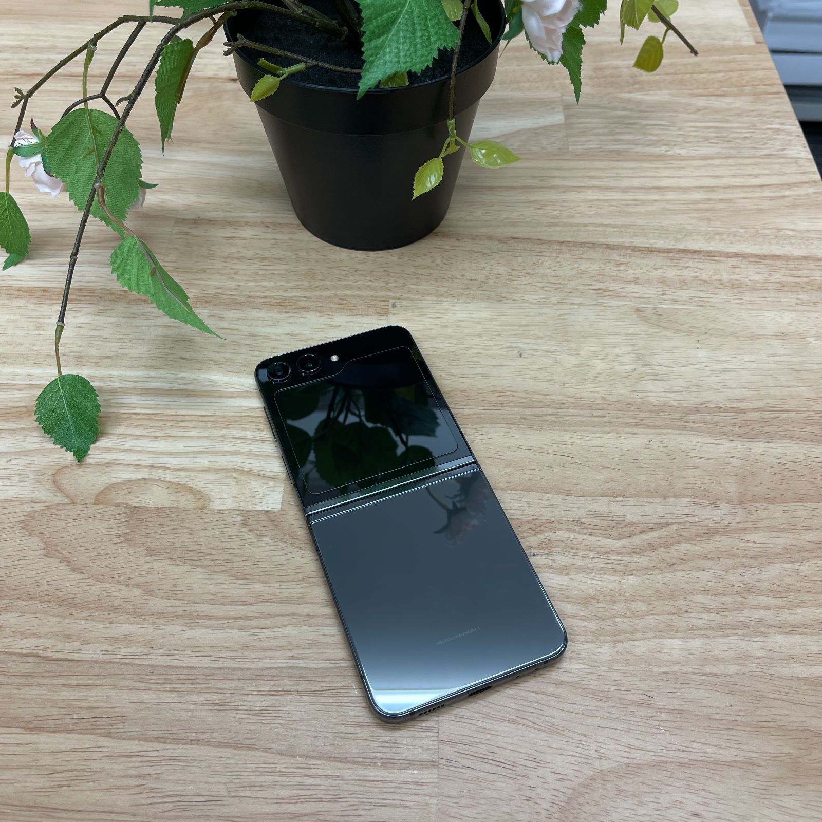 Samsung Galaxy Z Flip5 グラファイト256GB 海外版 SIMフリー 送料無料