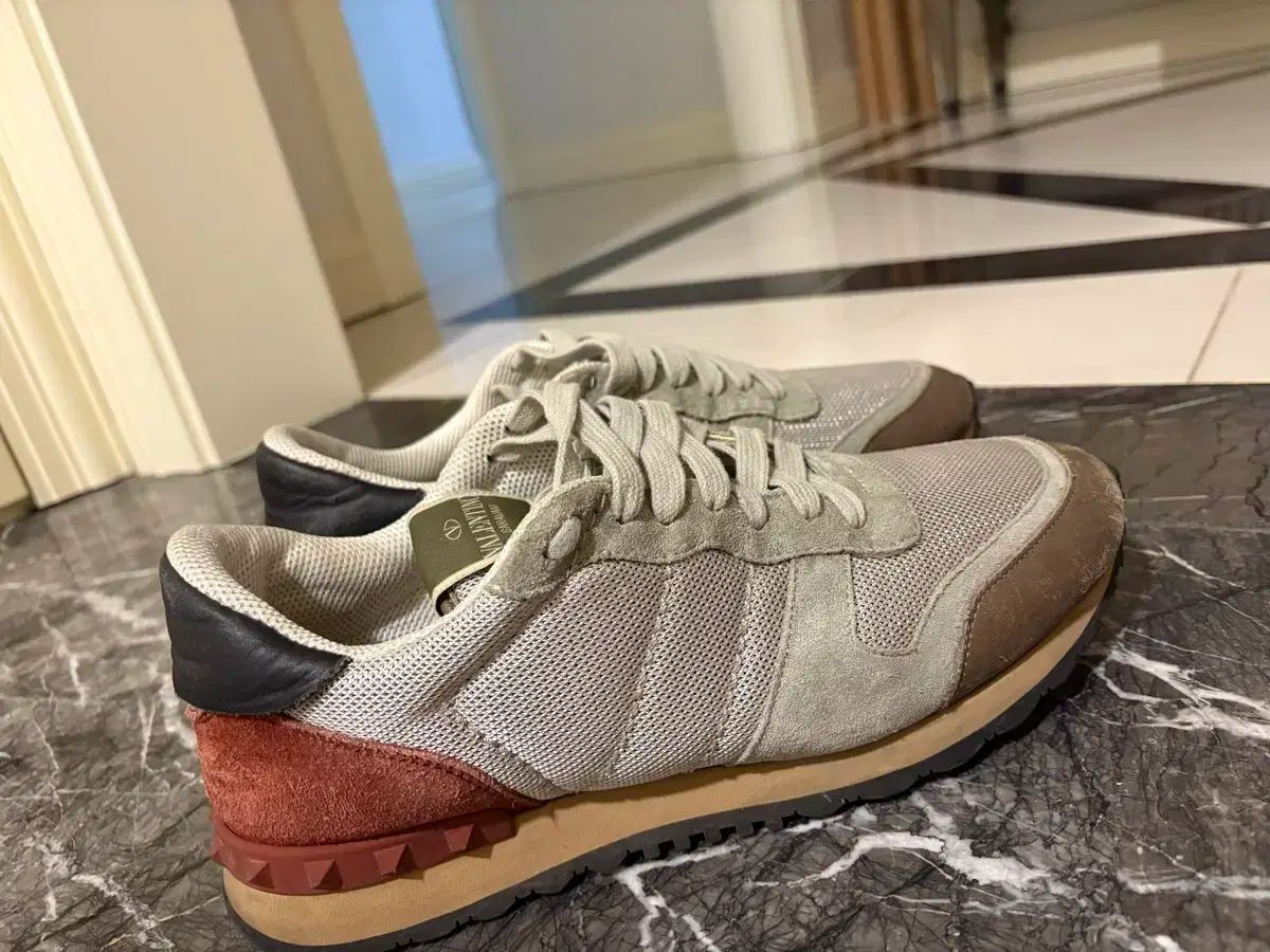 Valentino ガラヴァーニ ホワイト　レザー　スニーカー新品未使用　41 Valentino スニーカー ホワイト ガラヴァーニ 41 Valentino スニーカー