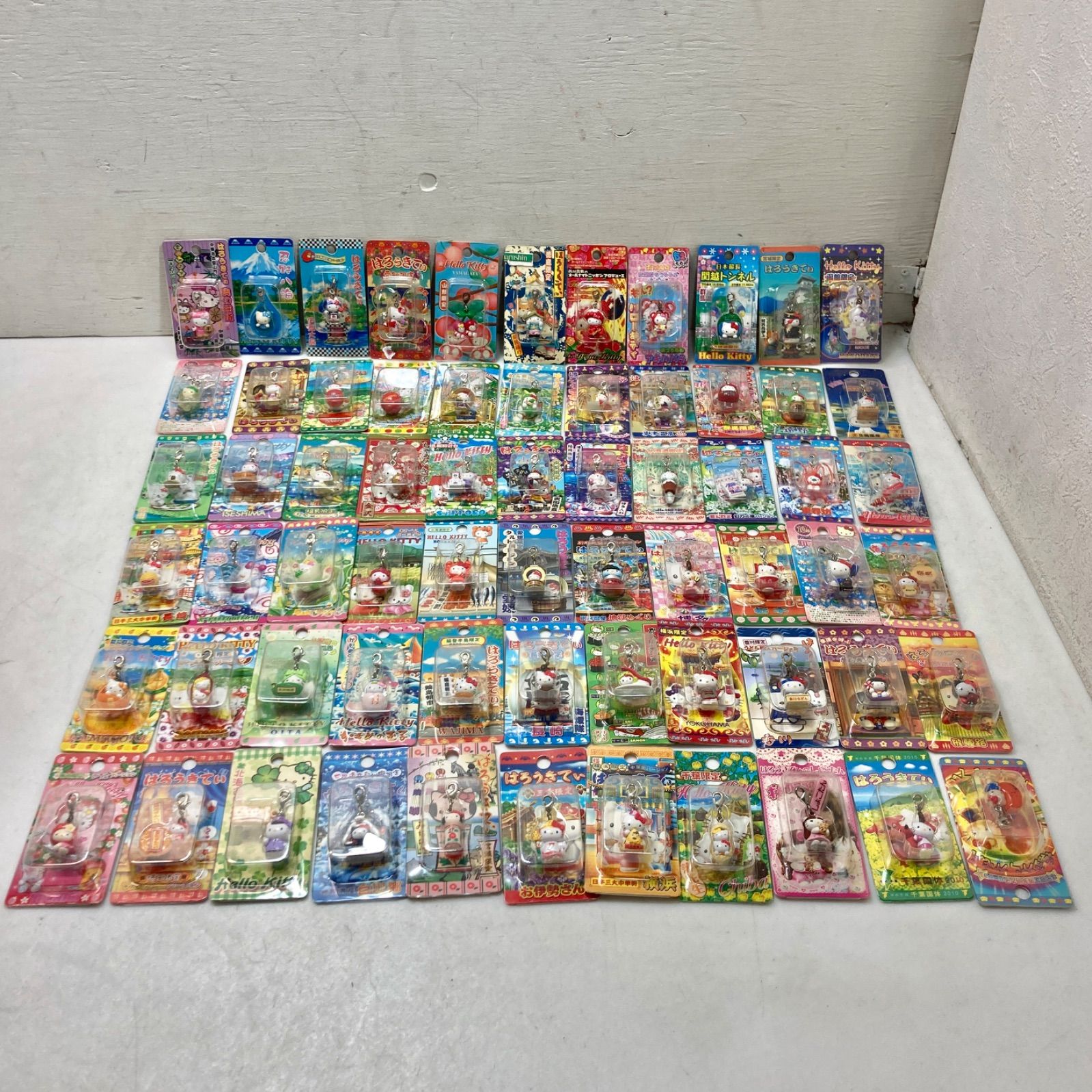 ご当地キティちゃん　ファスナーマスコット、ストラップまとめ売り66点 ご当地キティちゃんファスナーマスコット、ストラップまとめ売り66点