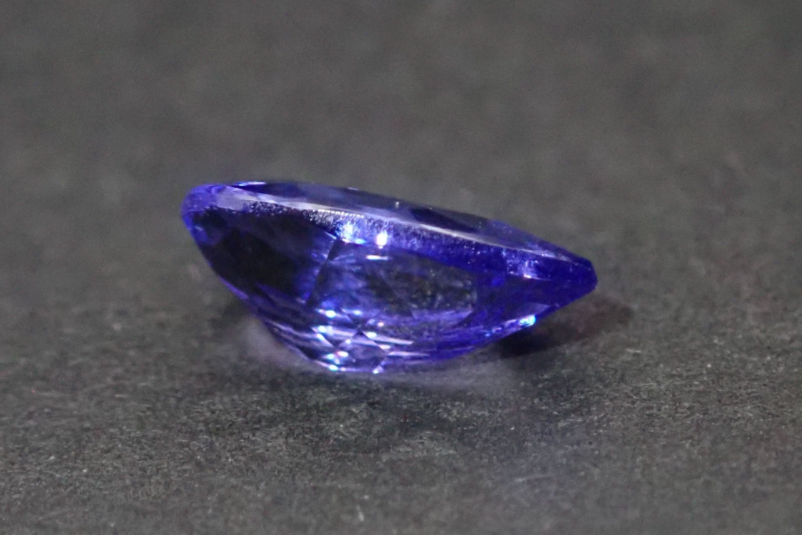 天然ゾイサイト(タンザナイト) ルース 0.600ct* 最高 約6mm×4mm