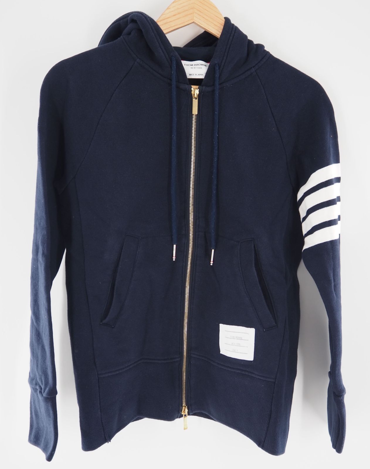 トムブラウン 4BAR ジップアップ パーカー スウェット未使用の新品 三越伊勢丹 | THOM BROWNE/トムブラウン_men 通販 | 4-BAR