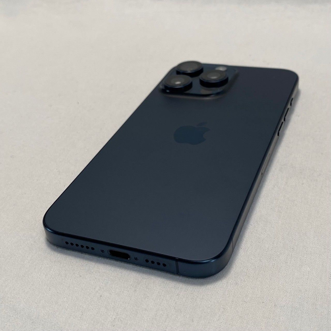 08 iPhone15 ブラック 美品 バッテリー95% 付属品完備 iPhone 15 512GB - ブラック（SIMフリー）[整備済製品] - 教育