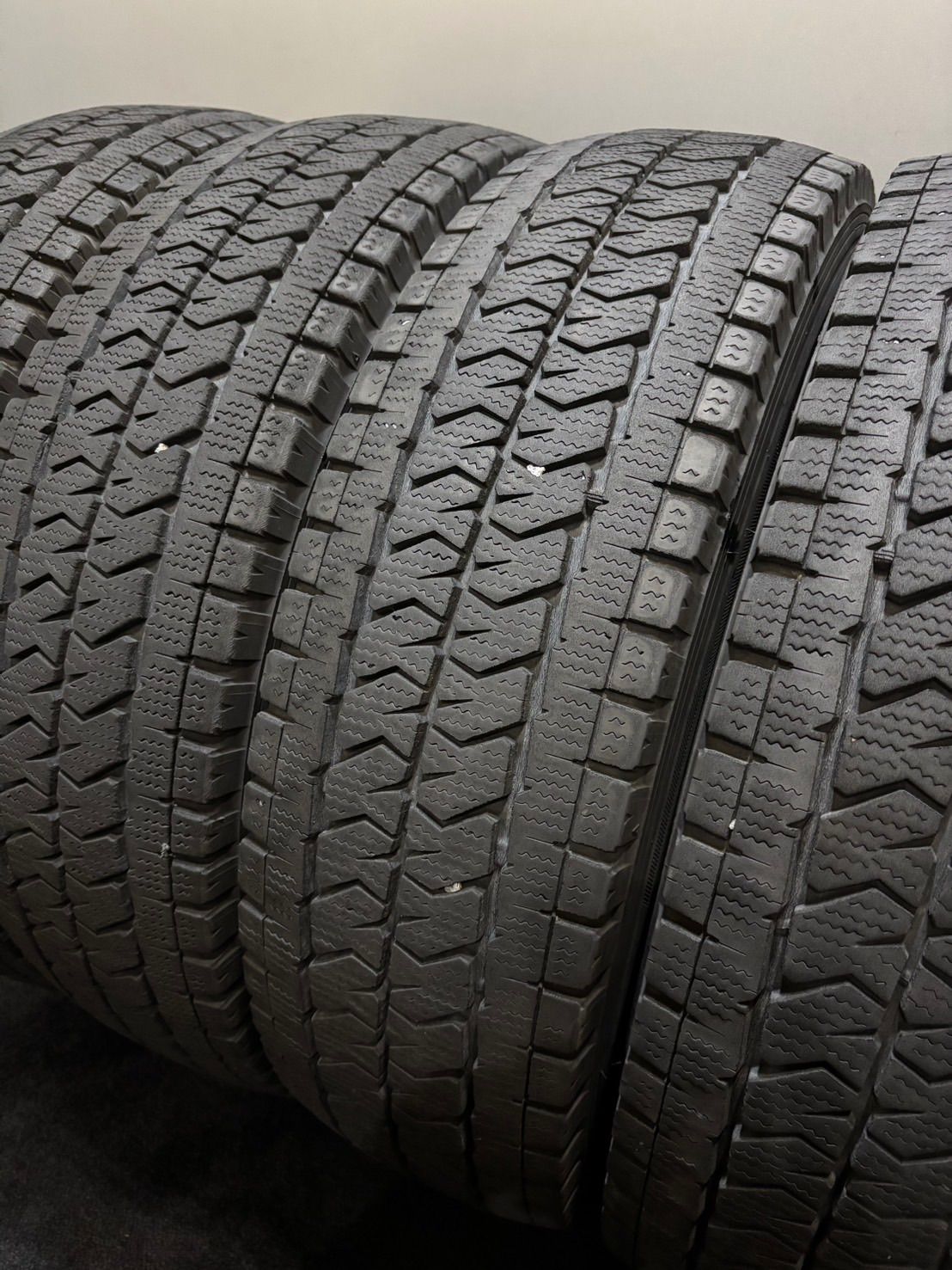 195 80R15 107 105N LT BRIDGESTONE VL10 23年製 スタッドレス 4本 ブリヂストン ブリザック ハイエース キャラバン 南6-K238