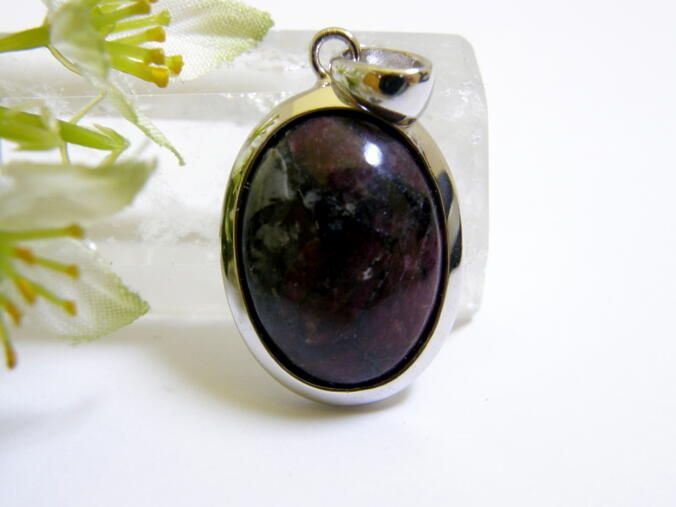 ユーディアライト ペンダントトップ | ユーディアライトNO.12 天然石 シルバー ヘッド ロシア産 オーバル トップ STONE 〇ルース セレクト 天然石ルース ユーディアライトとは？ルビーと見紛う「深紅」から赤黒白の「個性 12ミリネックレス