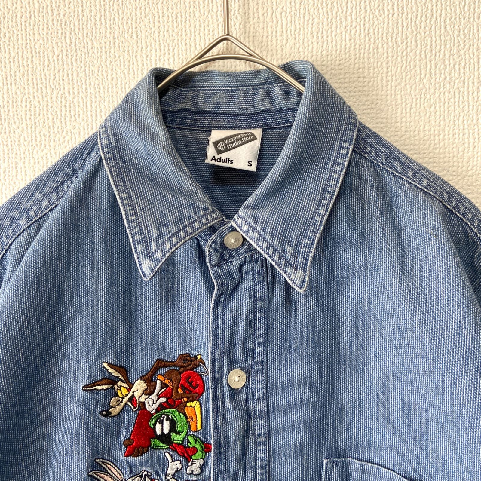 ワーナーブラザーズ キャラクター 刺繍 ブリーチ 長袖 シャンブレーシャツ ワーナーブラザーズ キャラクター 刺繍 ブリーチ 長袖