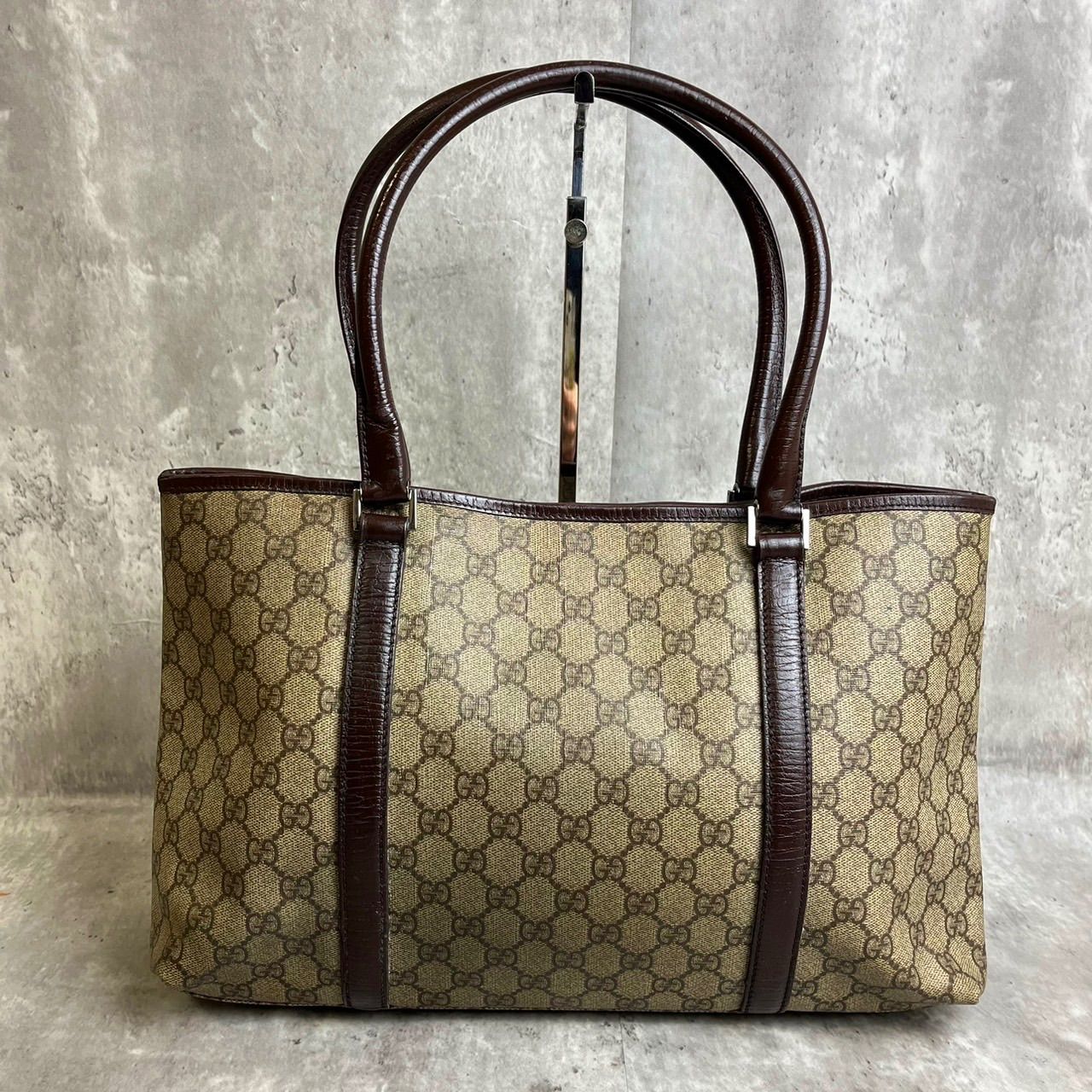 ✨良品✨ GUCCI グッチ トートバッグ ハンドバッグ GGスプリーム GG柄 A4収納 ロゴ型押し シルバー金具 シリアル 肩掛け PVCレザー  レディース ベージュ 肌色 ブラウン 茶色 - メルカリ