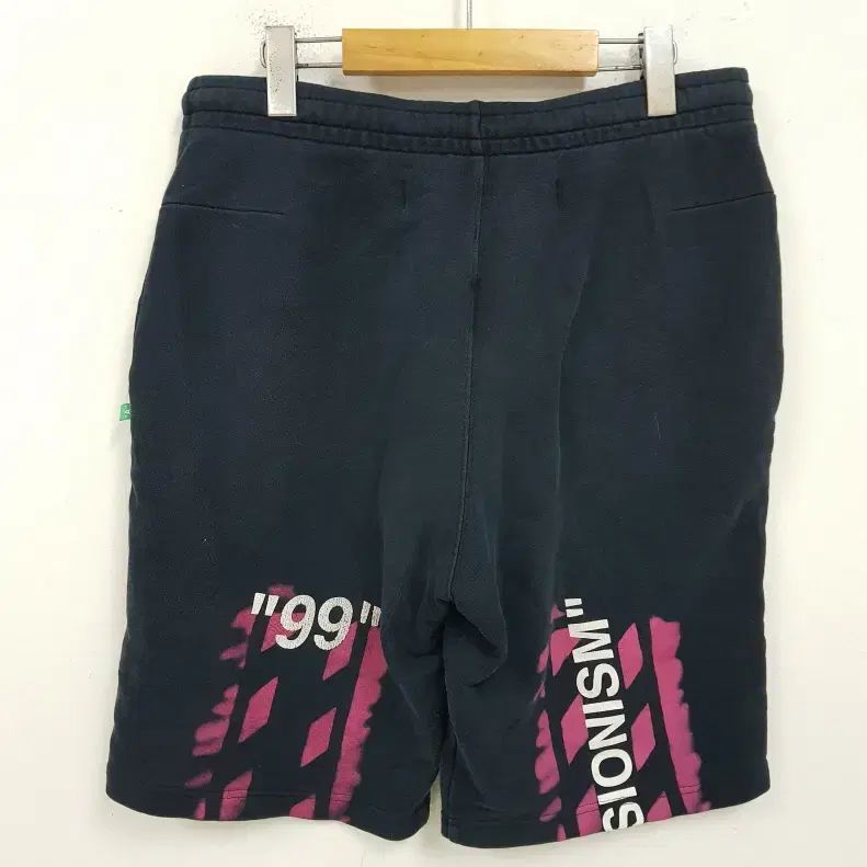 Off-White(オフホワイト) アロー ハーフパンツ ミディアム