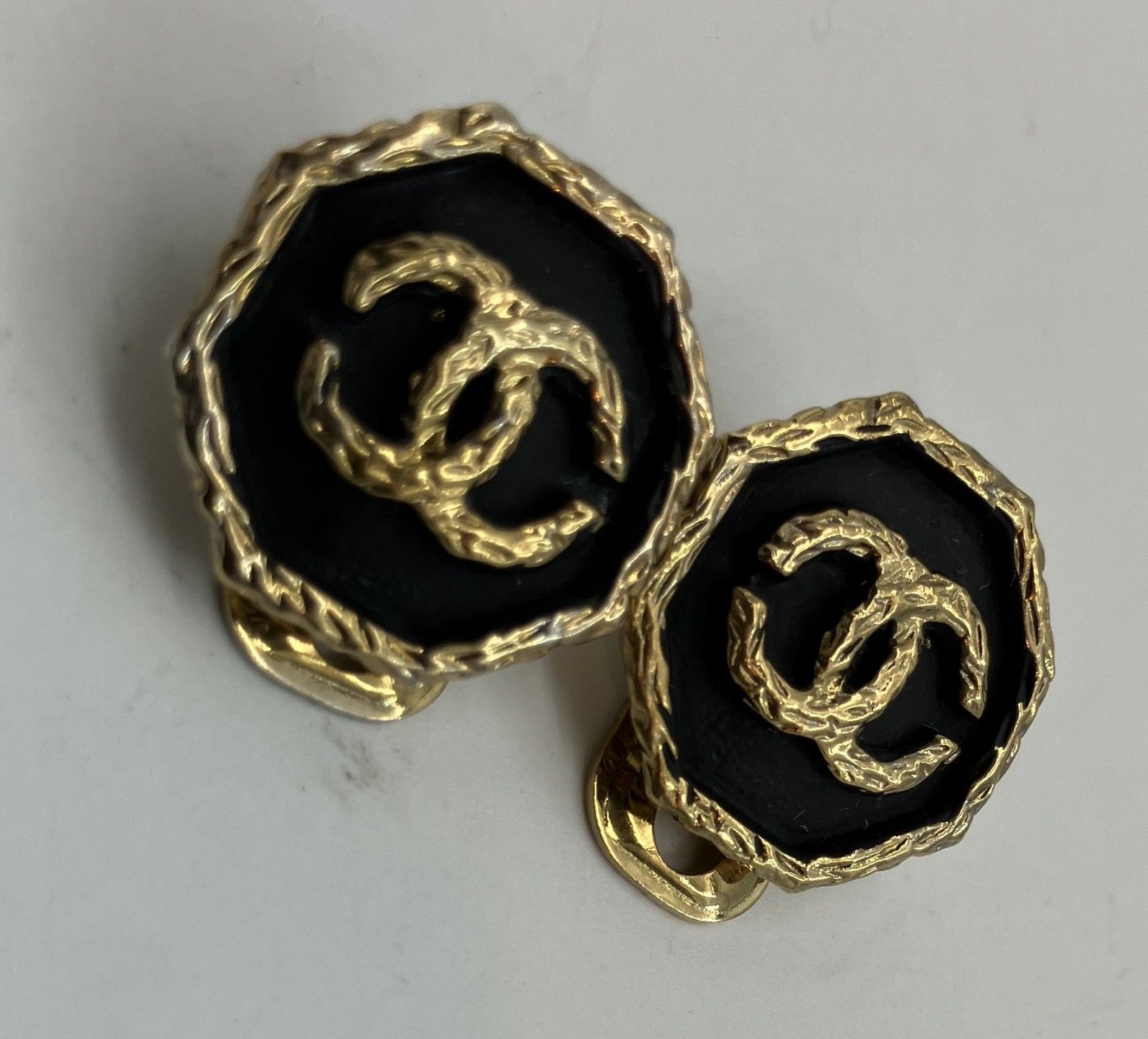 プ*︎様 CHANEL カメリアシェルデザイン ピアス(両耳用) ホワイト 鑑定