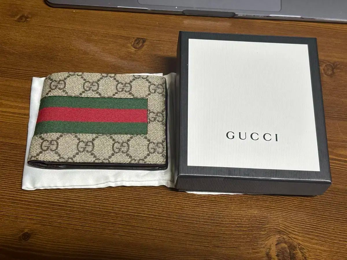 【雷市場（ポンジャン）商品韓国直送】 GUCCI(グッチ) 二つ折り財布 ポケット