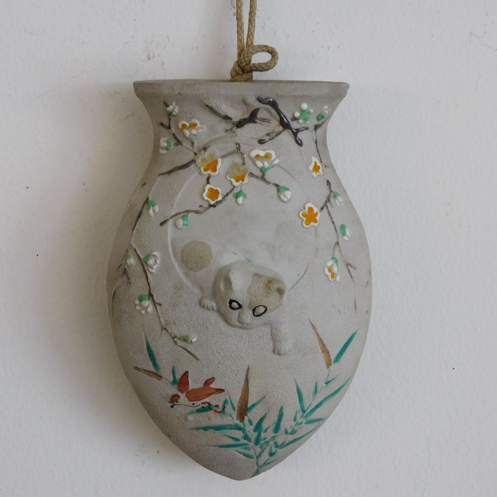 萬古焼 猫の掛け花 HK-a-05509 | 掛け花 フラワーベース 花器 万古焼 猫 色絵