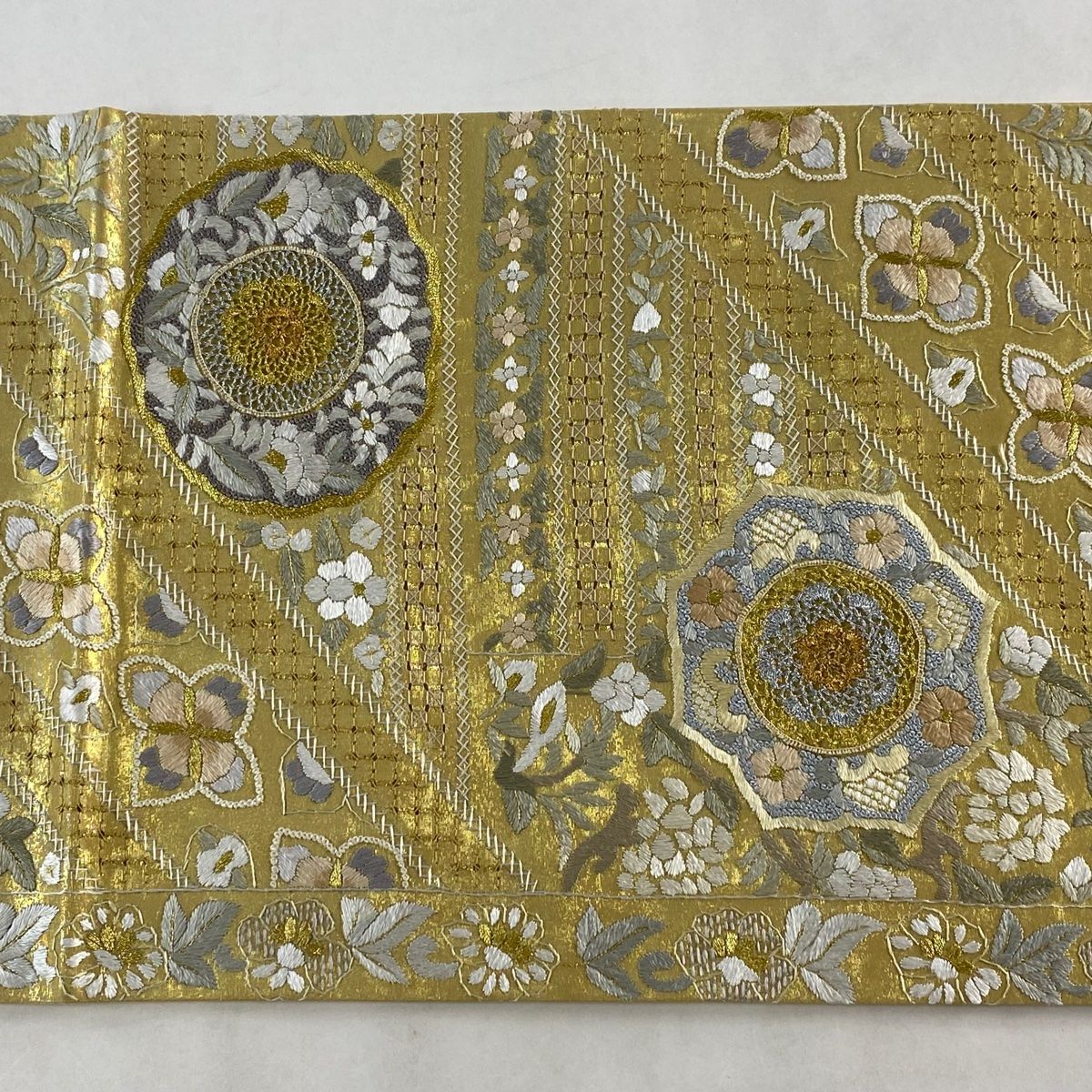袋帯 美品 逸品 華文 草花 相良刺繍 汕頭刺繍 金色 六通 正絹 袋帯 美品 逸品 相良・蘇州・汕頭刺繍 華文 草花 金糸 箔 金色