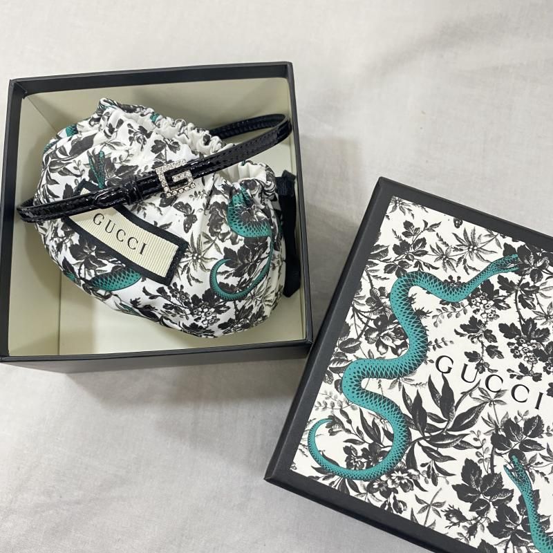 GUCCI スクエアGロゴ チョーカー ラインストーンロゴ ブラック 