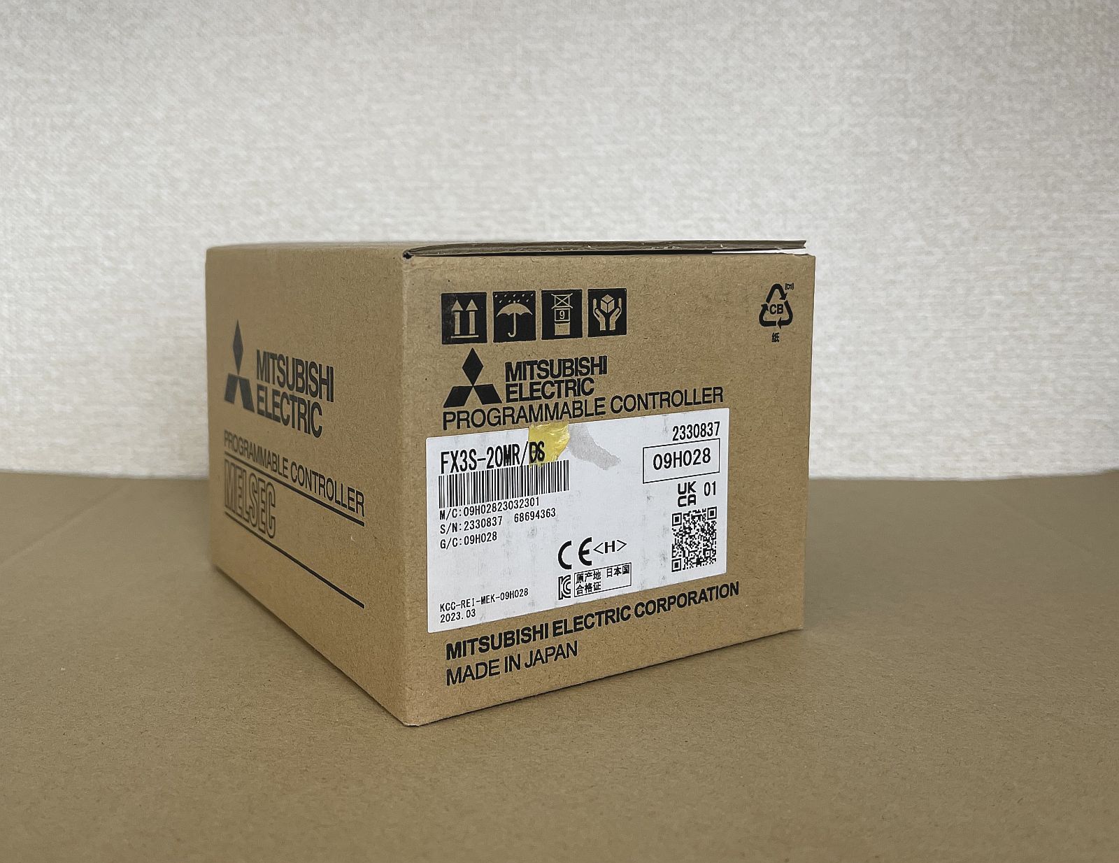 三菱電機 シーケンサー FX3S-20MR|DS 外箱のラベルに傷あり