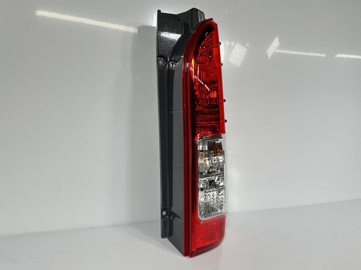 新車外し 200系 ハイエース 6型 5型 4型 GDH201V KDH201V TRH200V 後期 純正 右テールランプ Assy 81551-26442 26-140 管理28963 FFCRYSTALESIA_COM