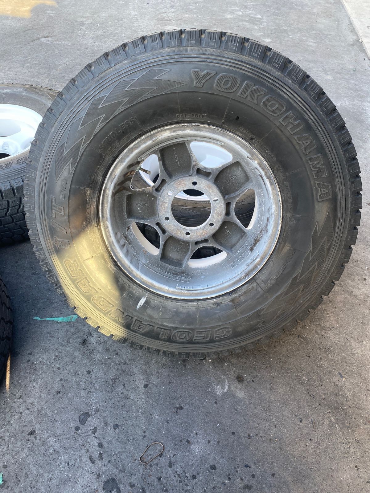 新生活応援!大特価? ブラッドレー シロ １６インチ YOKOHAMA 285 75R16 スタッドレス ランクル