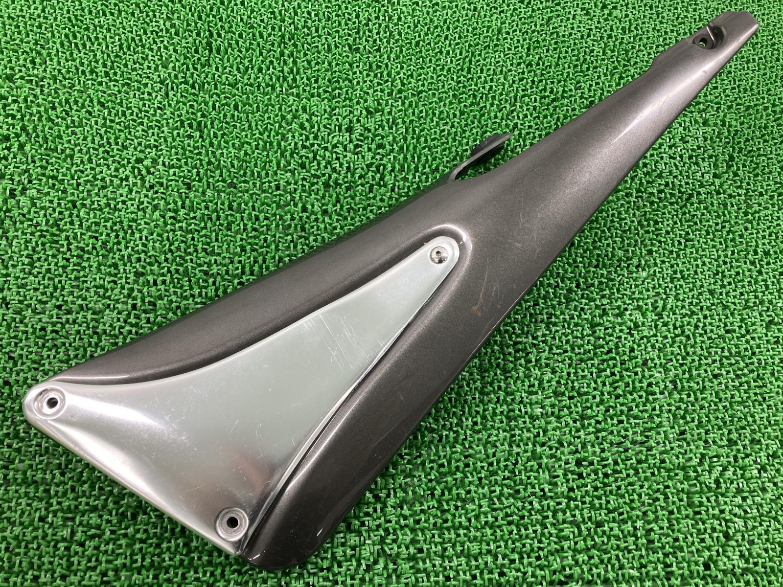 グース350 サイドカバー 左 ガンM 47D1 スズキ 純正 中古 バイク 部品 NK42A 修復素材やカスタム度材に 割れ欠け無し 品薄 希少品