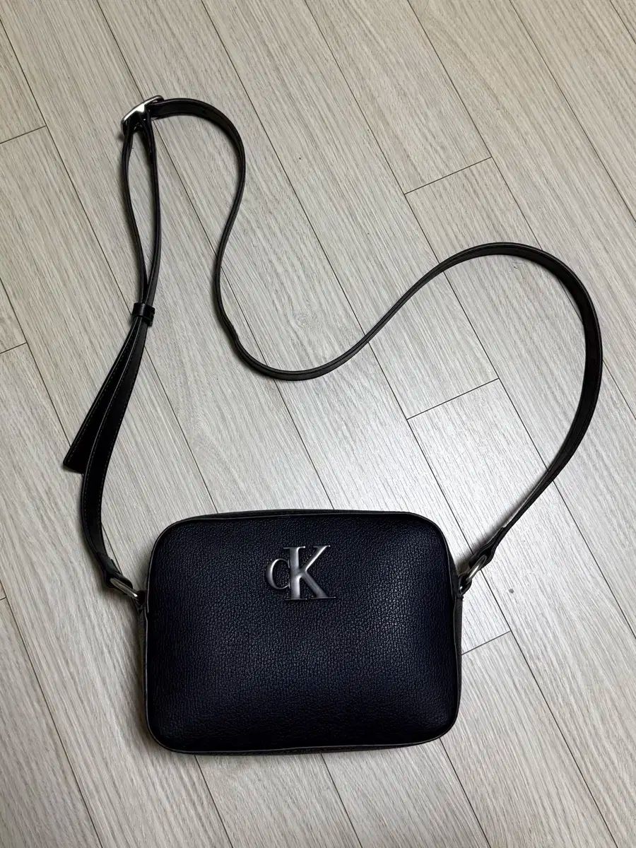 宅配便 CK Calvin Klein カルバ ンクライン クロスバッグ ブラック バッグ