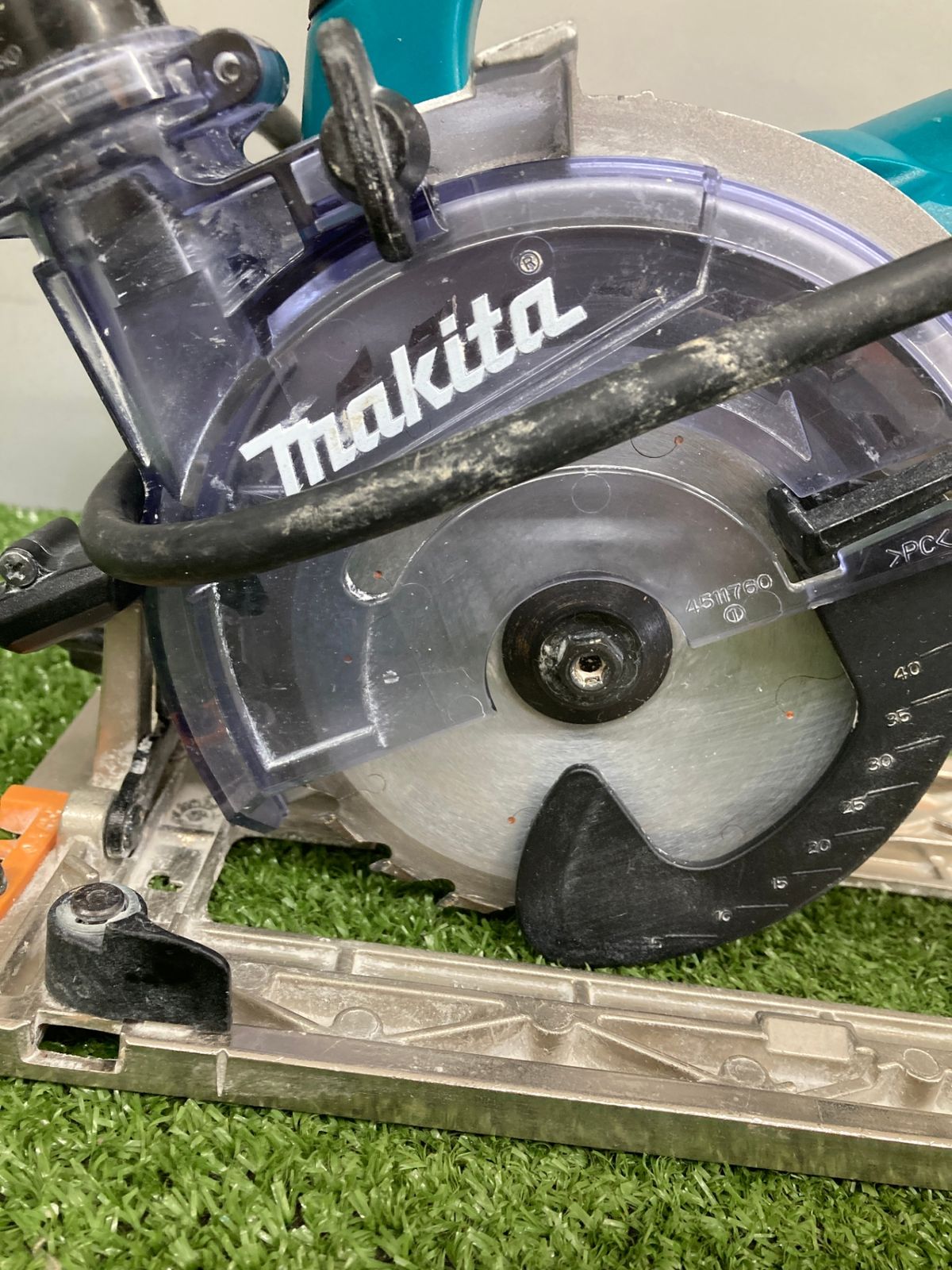 【中古品】【0921】★makita(マキタ) 125㎜防じんマルノコ (本体のみ) KS5200FX　ITWYQMTFV15A