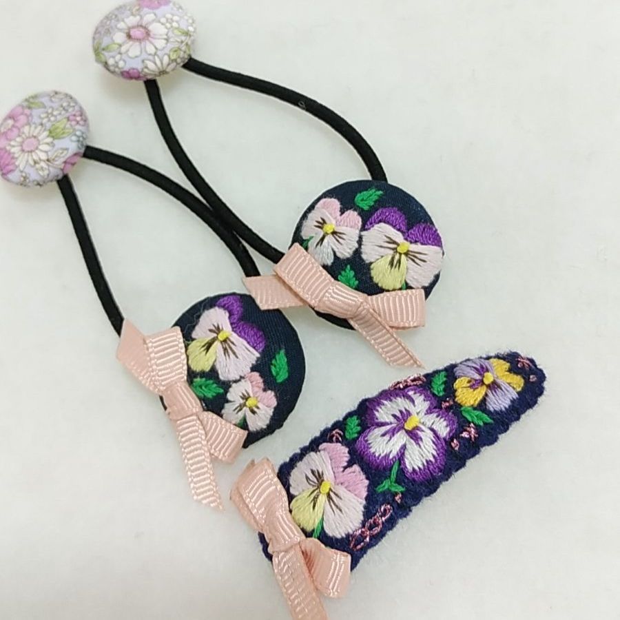 グレーパンジー刺繍☆5センチヘアクリップ 高級オーガンジー刺繍重ね