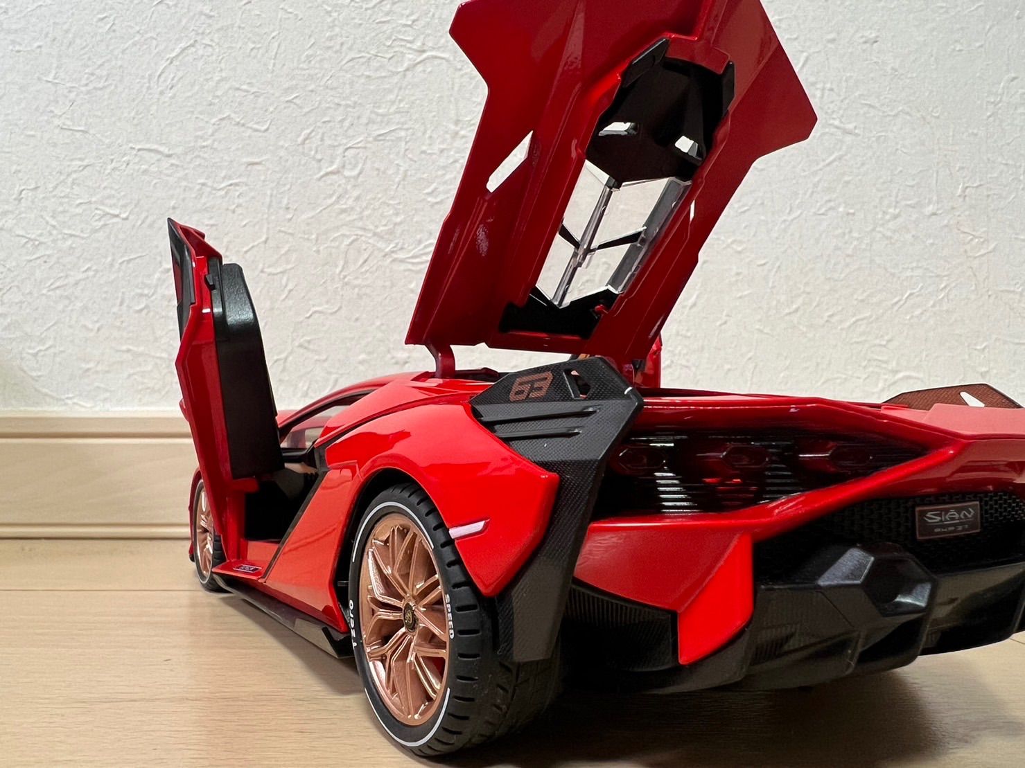 ランボルギーニ シアン ミニカー 1/18 H102 Amazon.co.jp: ランボルギーニ シアン ミニカー 1 18 H102