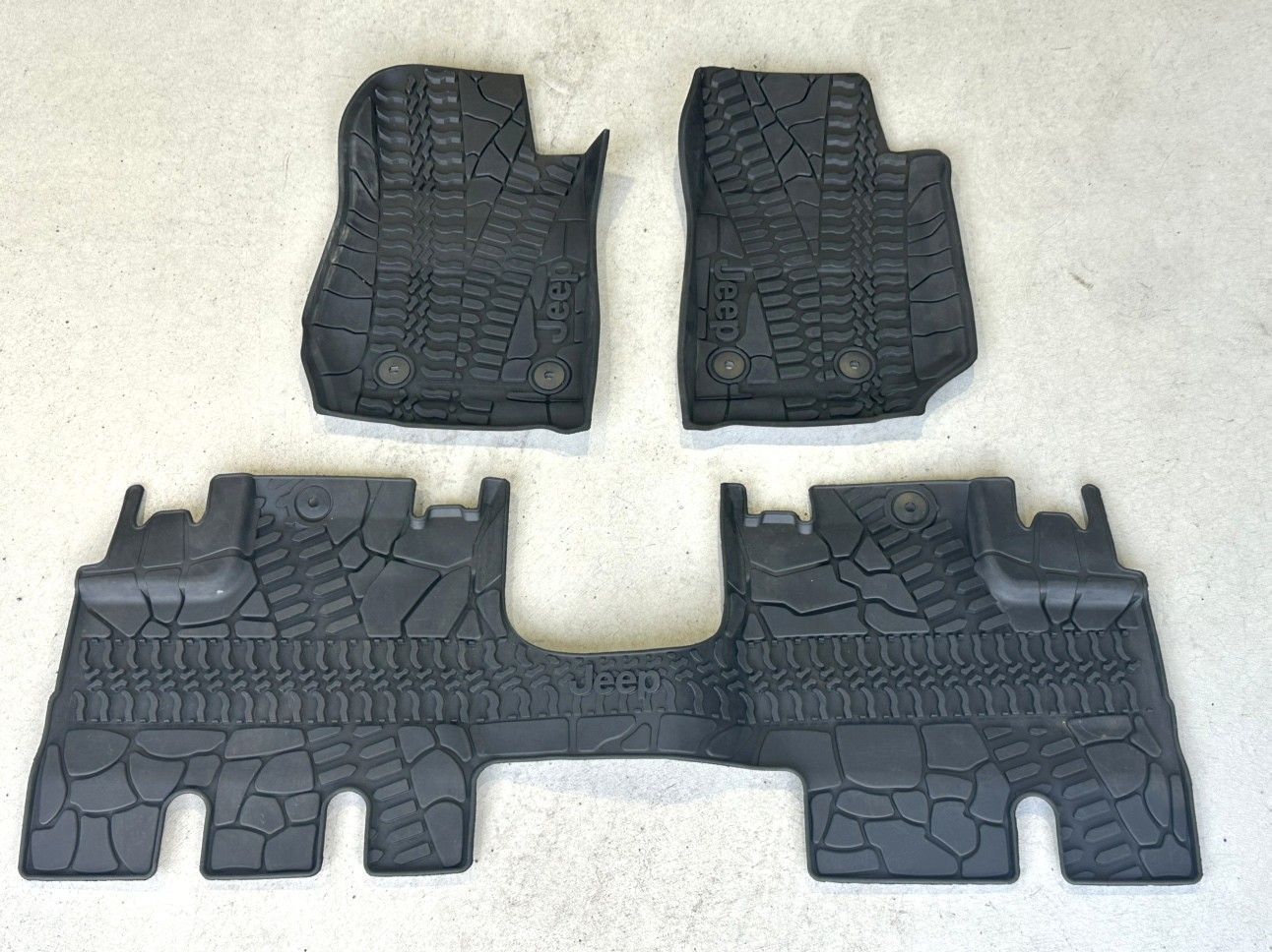 クライスラー JEEP ジープ 純正品 OEM ラングラー アンリミテッド JK 2007年～2017年 オールウェザー フロアマット 4枚セット 82213860 ラバータイプ 品 ⑱