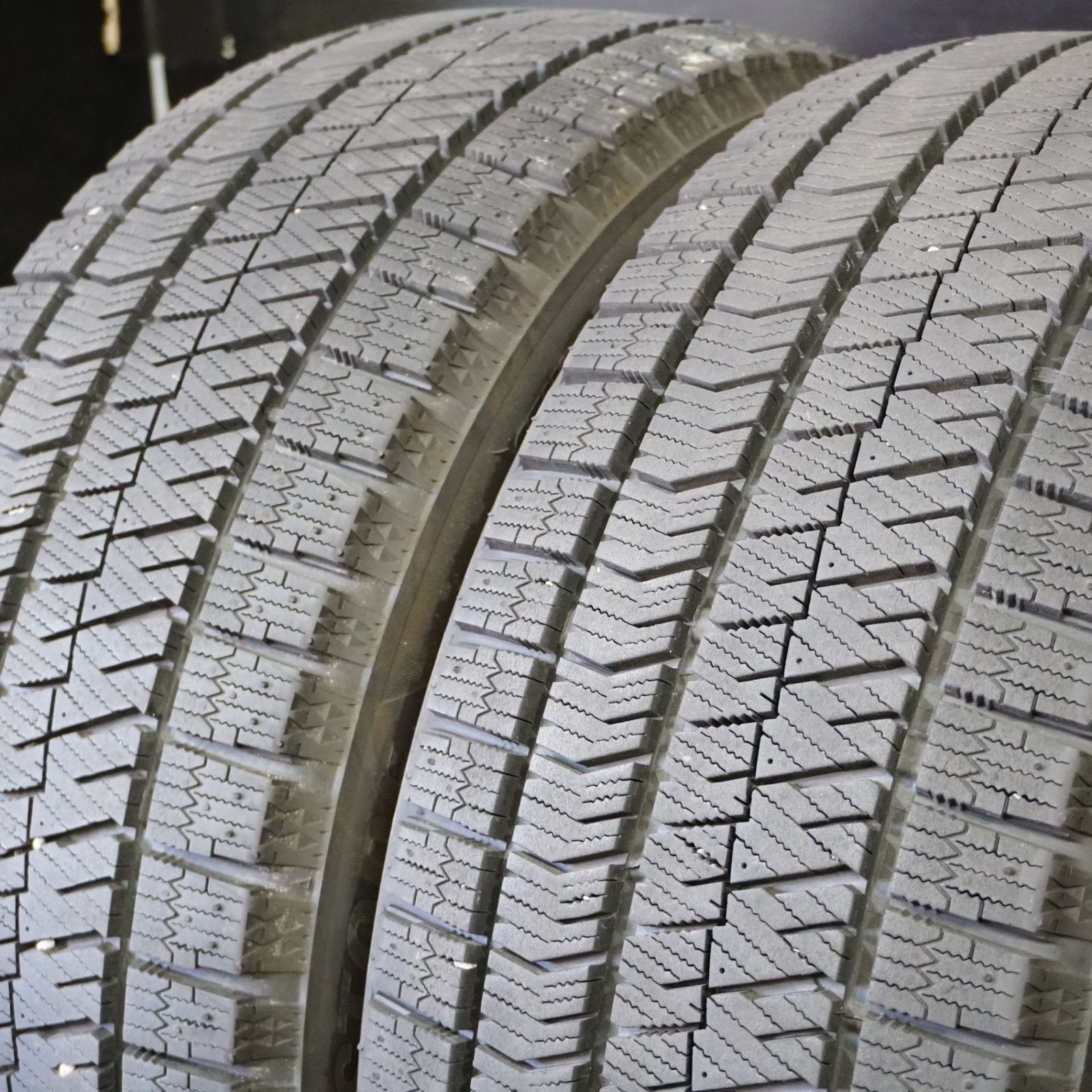 24年製 上品 ブリヂストン BLIZZAK VRX2 215|50R17 4本 スタッドレス シビック インサイト マツダ3 リーフ 80系ノア ヴォクシー等