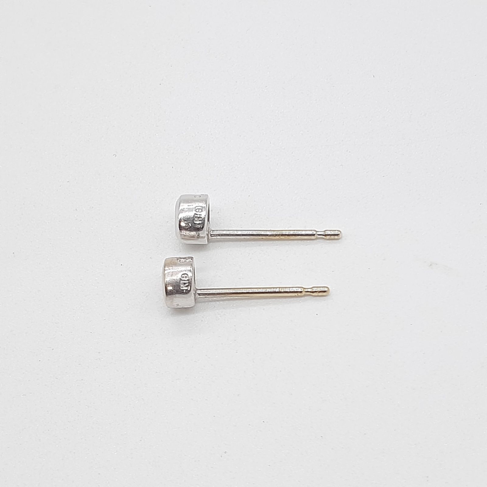 ピアス K18WG ホワイトゴールド ダイヤモンド 0.07ct - メルカリ