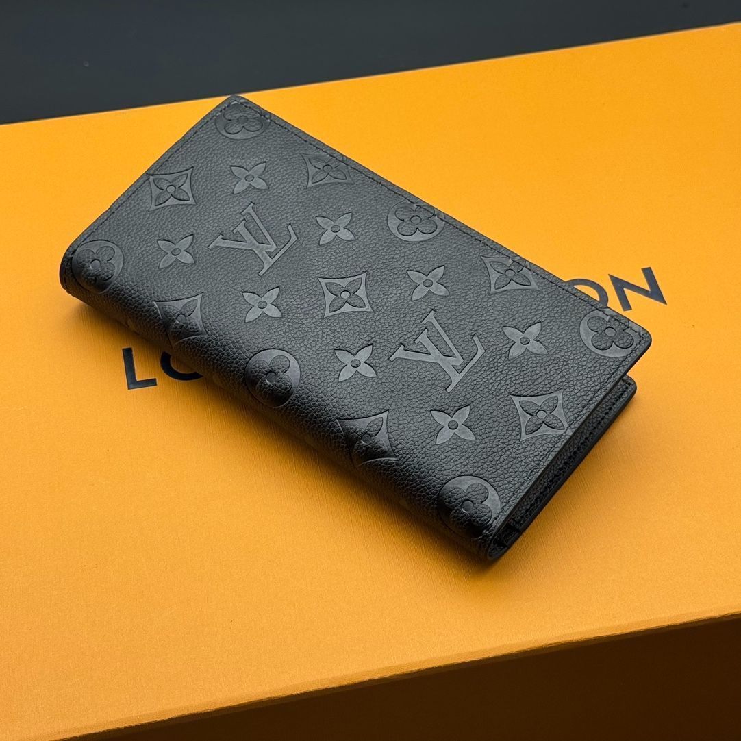 【未使用に近い】LOUIS VUITTON エピ　総柄　エンボス　ラウンド 本日限定特価】LV ルイヴィトン Louis Vuitton Brazza