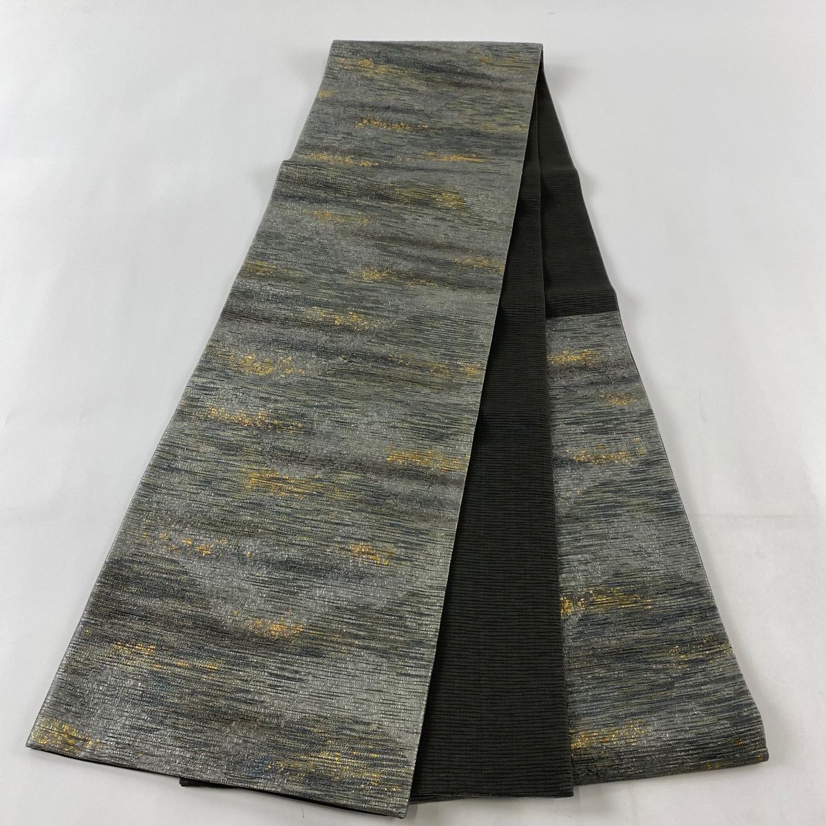 バイセル 着物 名品 袋帯 緑 霞 遠山 幾何学 ぼかし 金糸 銀糸 全通 正絹 ☆☆☆☆ 袋帯 秀品 落款 霞 幾何学模様 箔 金彩 灰緑 六通 正絹 中古