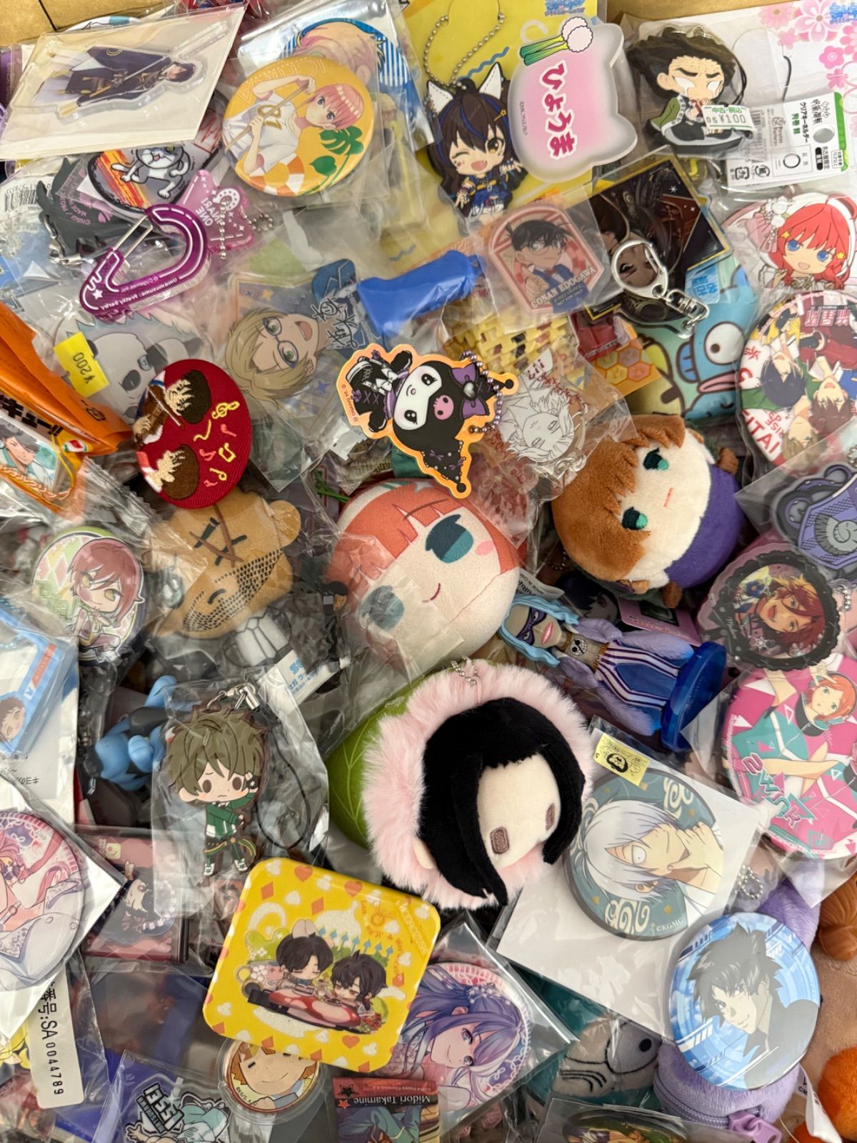 コミック アニメグッズ 300点以上 クリアファイル 缶バッジ アクキー 色々 大特価！ アニメグッズ等 缶バッジ キーホルダー クリアファイル