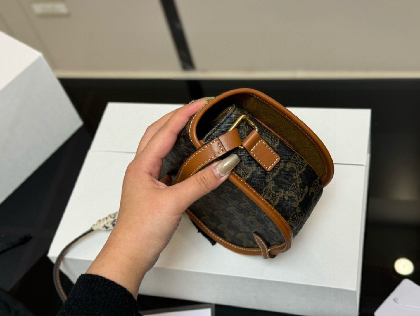 レア【CELINE】モノグラム TRIOMPHE フラップ サドルバッグ 今日特価】Celine サドルバッグ（モノグラム）｜ワンポイント