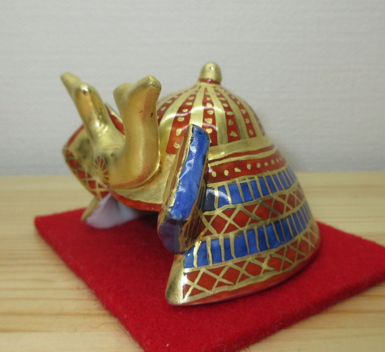 送料込【逢絢亭・新品】茶道具 蓋置 京焼 金襴手 兜の形 平安昭阿弥 共箱入り 逢絢亭・新品】茶道具 蓋置 京焼 金襴手 兜の形 平安昭阿弥 高野昭阿弥