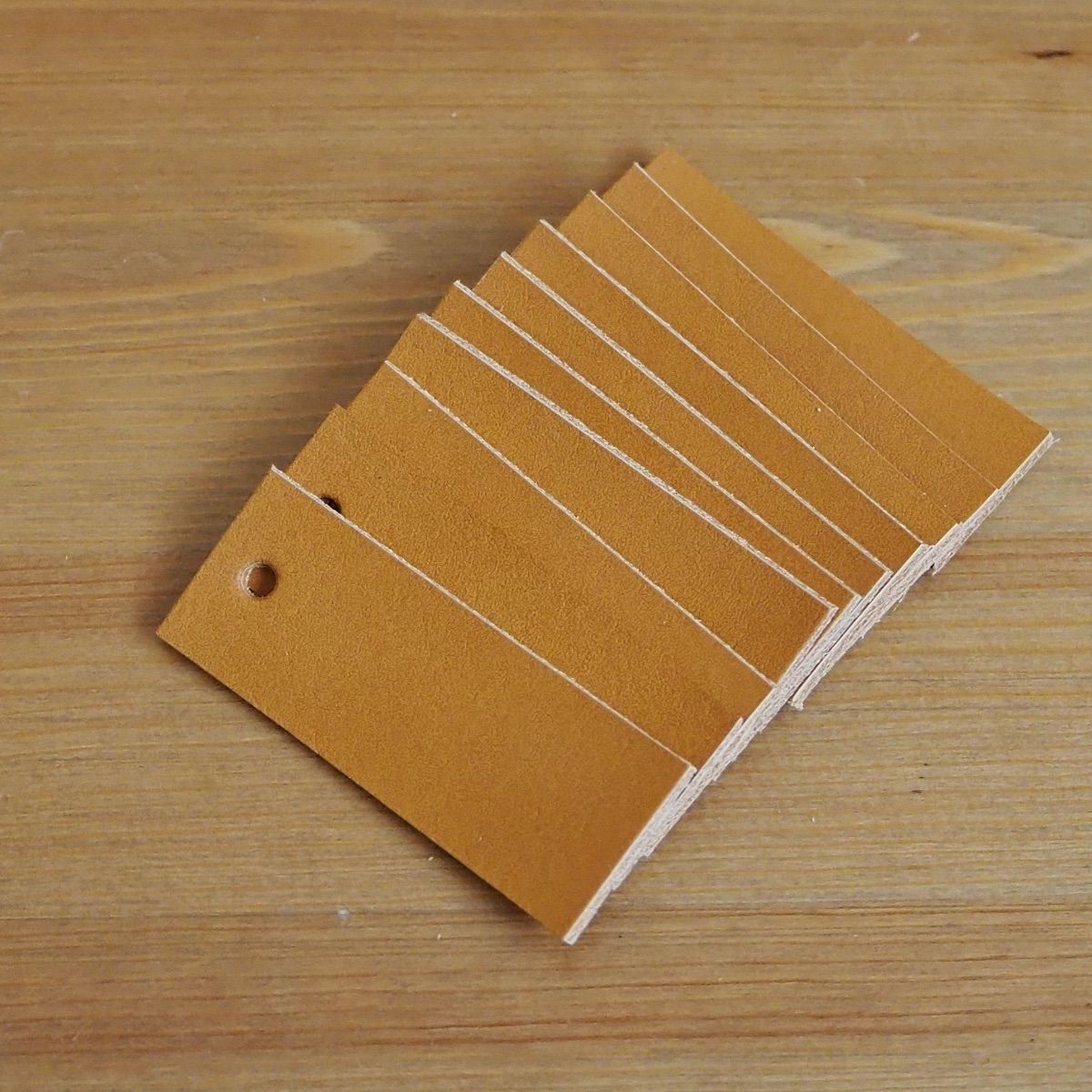 【席札DIY】ヌメ革 レザータグ 席札 キャメル