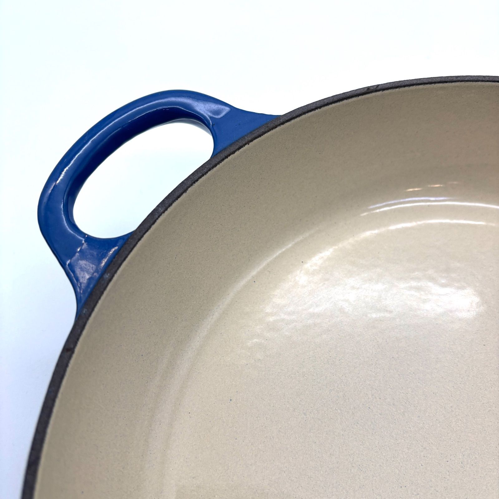 ル・クルーゼ　両手平鍋２６cm LE CREUSET ル・クルーゼ 両手平鍋 蓋つき26cm ネイビー - メルカリ