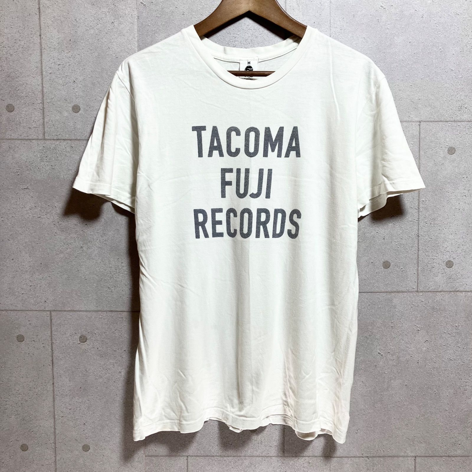 TACOMA FUJI RECORDS バットマン風 Tシャツ ホワイト NANGA×TACOMA FUJI RECORDS DOWN FEATHERS SLEEPING TEAM LOGO