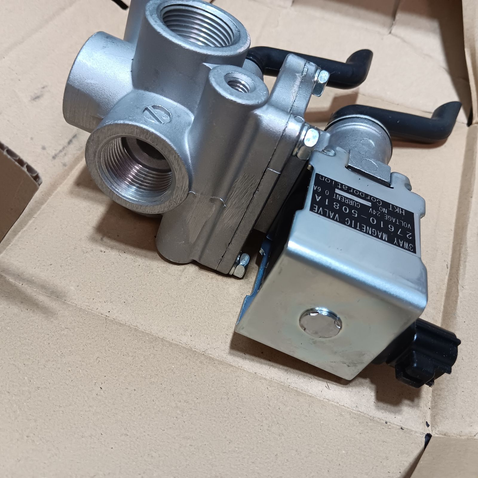 日野 3WAY MAGNETIC VALVE 27610-5081A バルブ 純正部品 未使用 日野 3WAY MAGNETIC VALVE 27610-5081A バルブ 純正部品 未使用