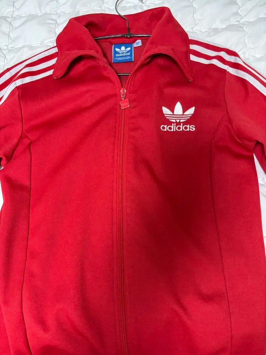 ⭐️ほぼ新品⭐️早い者勝ち⭐️大人気⭐️adidas ジャージ上下セット⭐️赤色⭐️Mサイズ ⭐️ほぼ新品⭐️早い者勝ち⭐️大人気⭐️adidas ジャージ上下