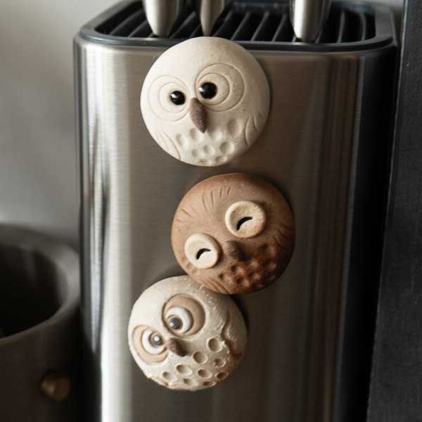 10個セット しろちびふくろうマグネット 日本製 信楽焼 陶器 陶製 個性的 シリーズ 感 高品質 レトロモダン かわいい 可愛い 定番 ナチュラル 民芸 工芸 円形 丸 癒し 小物 磁石 WWW_SKLAD-KIRPICHA_RU