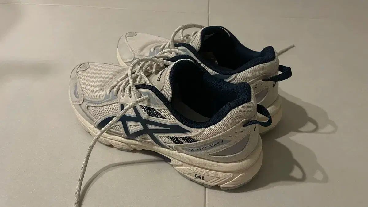 アシックス