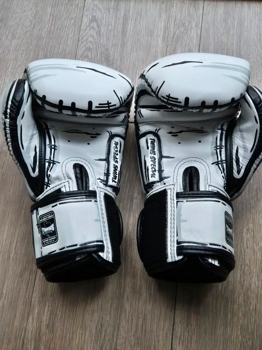 TWINS ツインズ グローブ　白　レガース　マジックテープ式 TWINS ツインズ グローブ 白 レガース マジックテープ式 TWINS