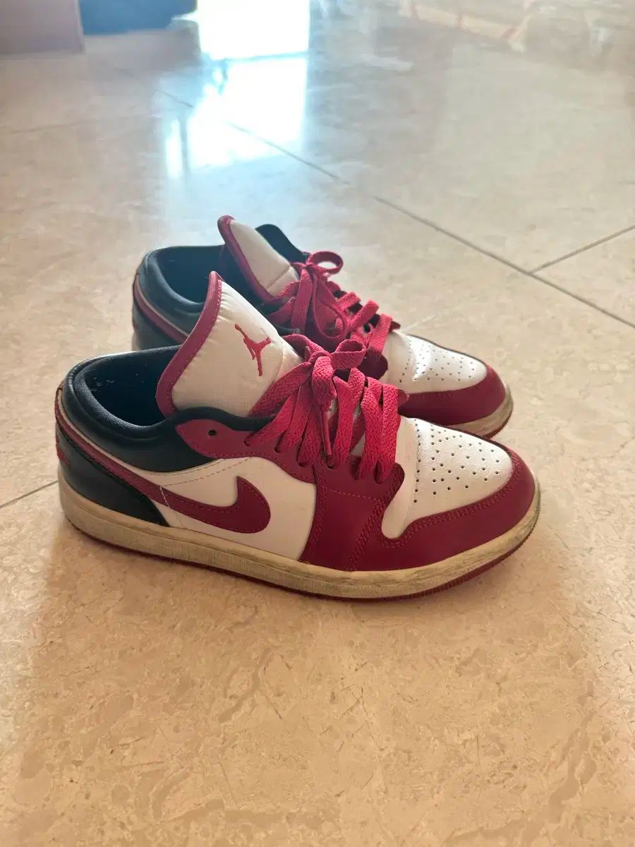 ジョーダン 1 ロー 白 ジムレッド 235