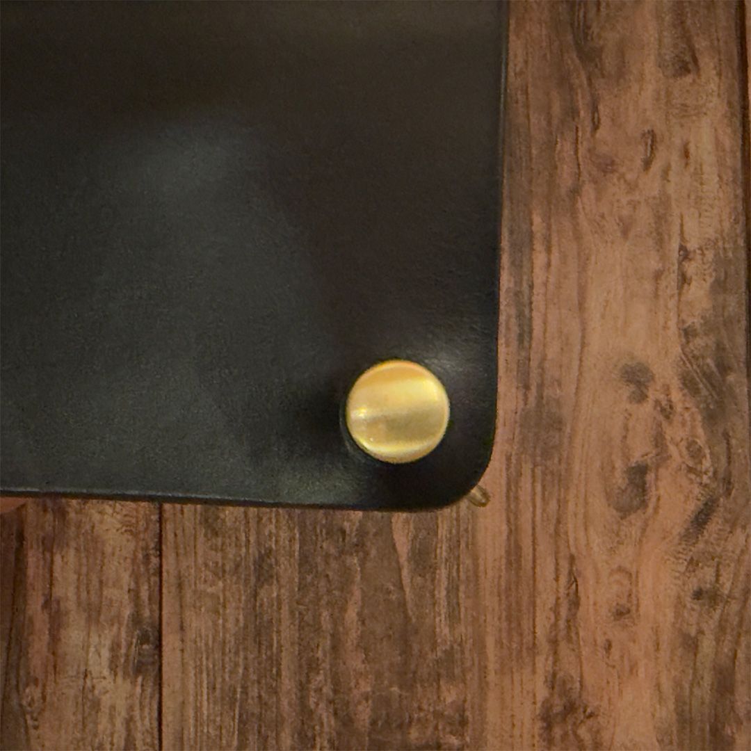 クロムエクセル 茶芯ブラックのショートトラッカーウォレット｜革の質感を楽しむ