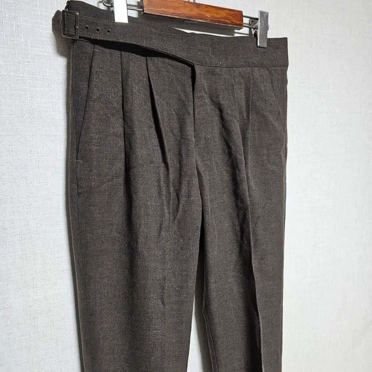チタスロ グルカ テーパードパンツ 30 インチ (作物または 170 ミスター・リー) 新着