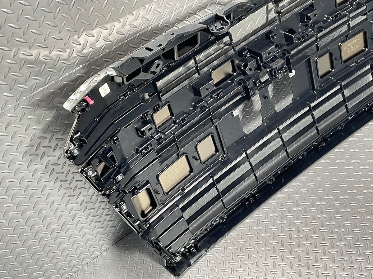 トヨタ 90系 新型 ノア 純正 フロントグリル (新車外し) 新車外し品 美品】トヨタ 90 ノア 純正 フロントグリル 1点 左右