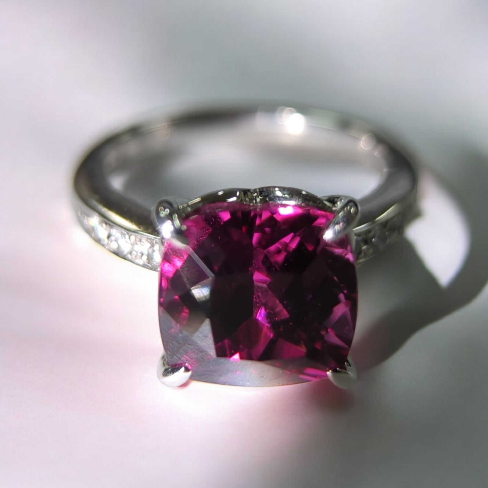 プラチナ・ロードライトガーネット・リング・指輪 ロードライト