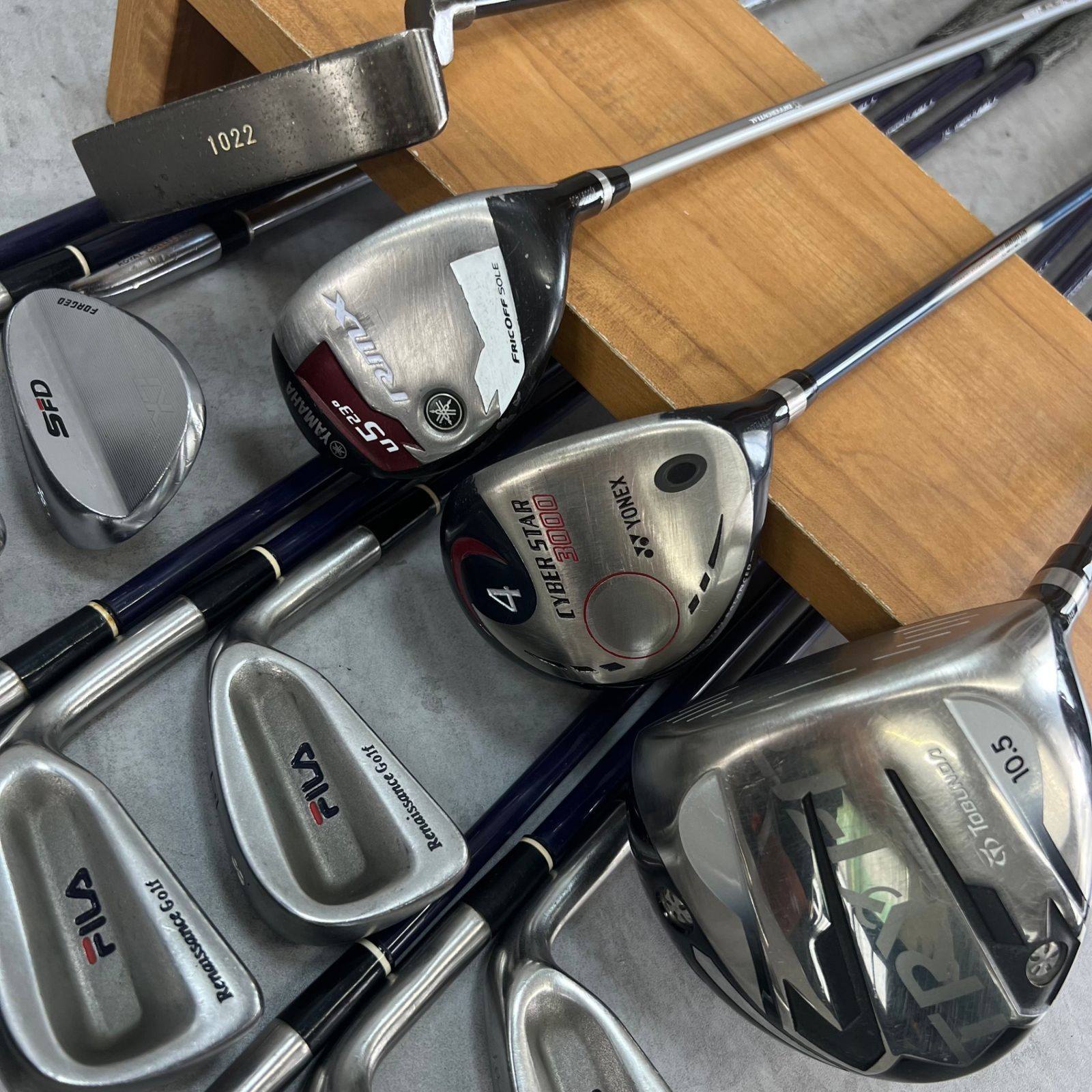 トブンダ　フィラ　メンズゴルフ13本セット　右利き用　キャディバッグ　ヘッドカバー　初心者おすすめ　入門用　TOBUNDA　FILA トブンダ フィラ メンズゴルフ13本セット 右利き用 キャディ