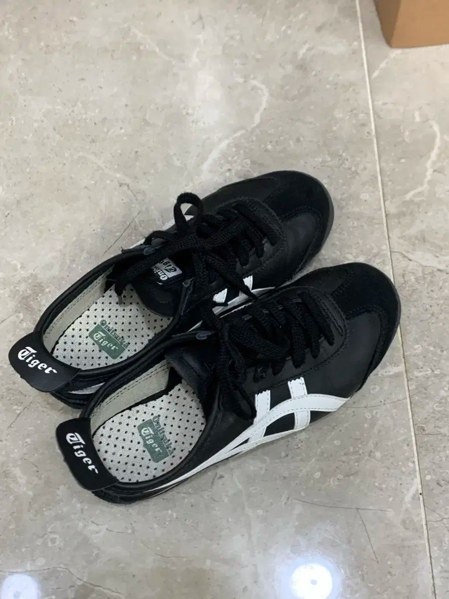 ほぼ新品 オニツカタイガー 22.5 デンディグレ レザー 厚底 スニーカー 黒 Onitsuka Tiger - ほぼ新品 オニツカタイガー 22.5 デンディグレ